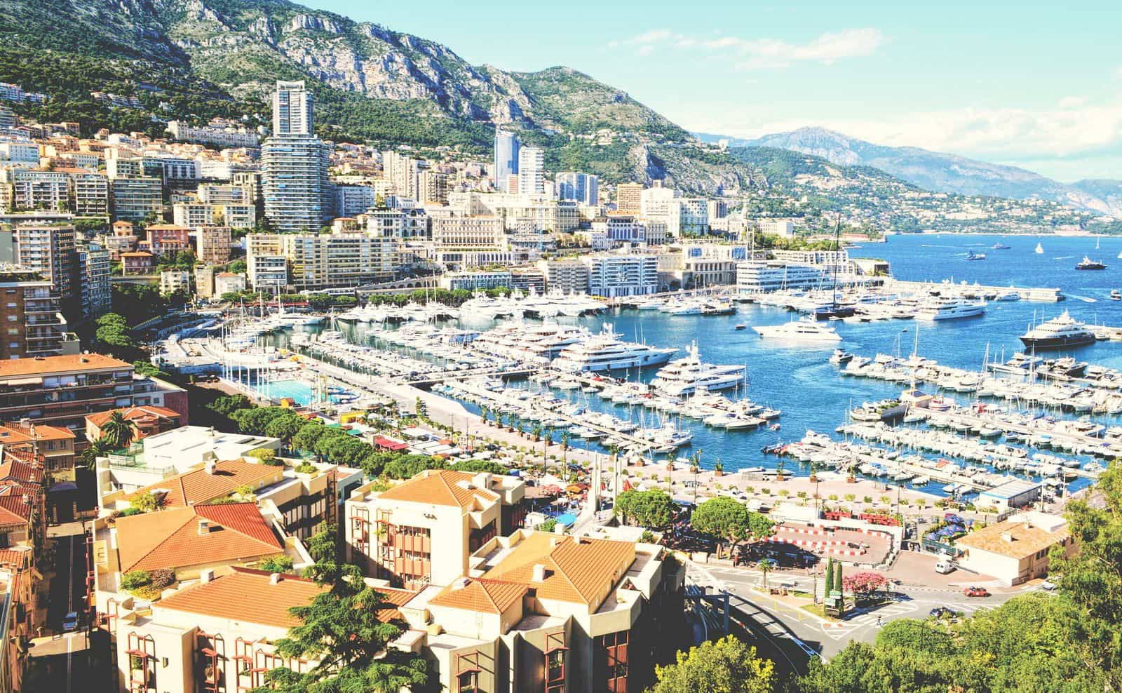Pacchetti eSIM per Monaco Background